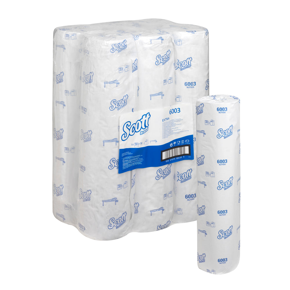 Eine Packung Scott® EXTRA Ärzterollen - Weiß von Kimberly-Clark GmbH mit sechs Rollen in weißer Umhüllung, blauem Scott-Logo und Produktinformation - ideal für medizinische Bereiche mit zuverlässiger Saugkraft. Einzeln dargestellte Rolle neben dem Hauptpaket.