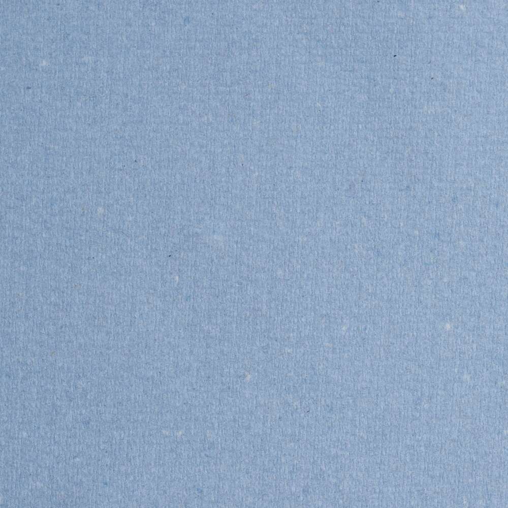 Die Nahaufnahme einer WypAll® L20 Papierwischtuch für Instandhaltungsarbeiten Großrolle von Kimberly-Clark GmbH zeigt die strukturierte blaue Oberfläche mit feinen Fasern und subtilen Farbvariationen, die ihre Qualität für den industriellen Einsatz hervorheben.