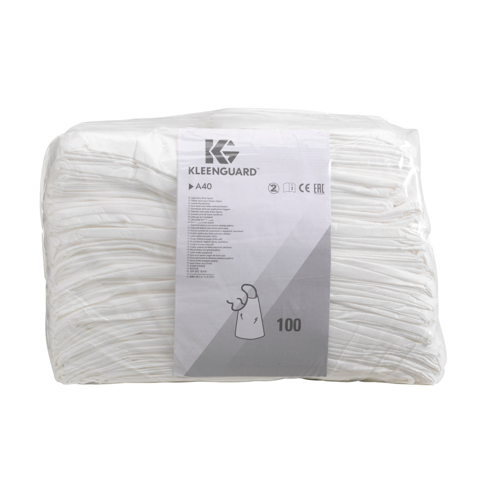 Eine versiegelte Packung mit 100 weißen KleenGuard® A40 Leichte Kurzschürze von Kimberly-Clark GmbH, ideal für den leichten Schutzeinsatz, mit Produktinformation beschriftet - 100 Schürzen pro Karton.
