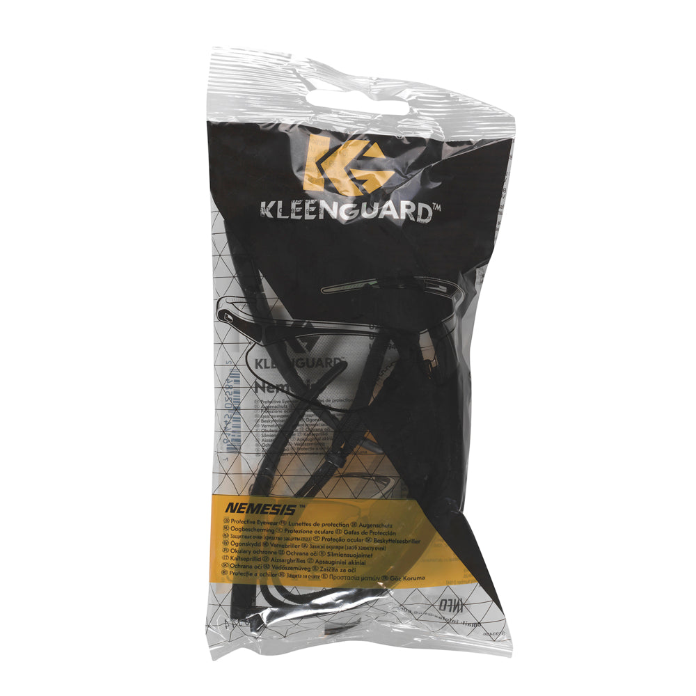 Ein versiegelter Karton mit 12 KleenGuard® V30 Nemesis™ Schutzbrillen der Kimberly-Clark GmbH, mit IRUV 3.0 grünen Sichtscheiben, ist durch eine klare Verpackung mit aufgedrucktem Branding für zuverlässigen Industrieschutz sichtbar.