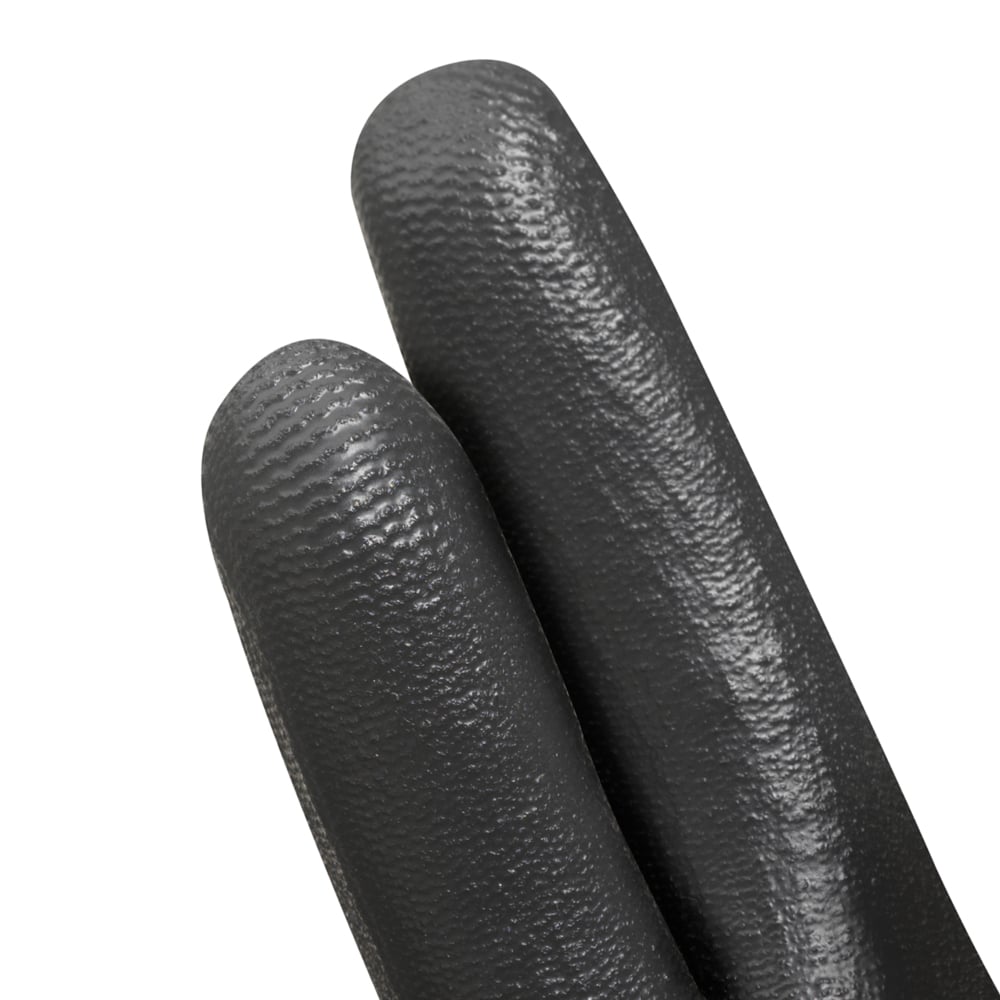 Nahaufnahme von zwei Fingern mit KleenGuard® G40 polyurethanbeschichteten Handschuhen in schwarz von Kimberly-Clark GmbH vor weißem Hintergrund.