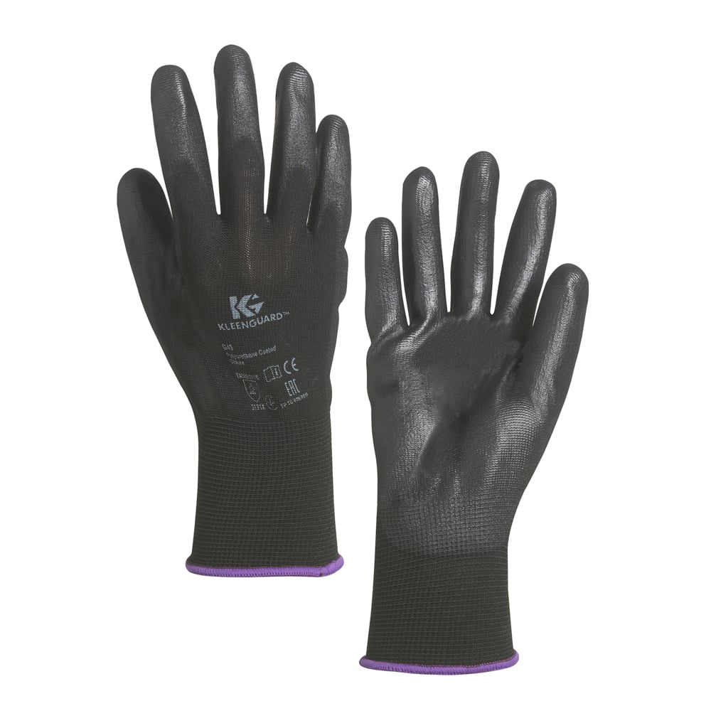 Ein Paar schwarze KleenGuard® G40 polyurethanbeschichtete Handschuhe der Kimberly-Clark GmbH mit dem Logo und weißem Text auf der Rückseite, strukturiertem Griff, lilafarbenem Handgelenkbesatz und verbessertem Schutz.