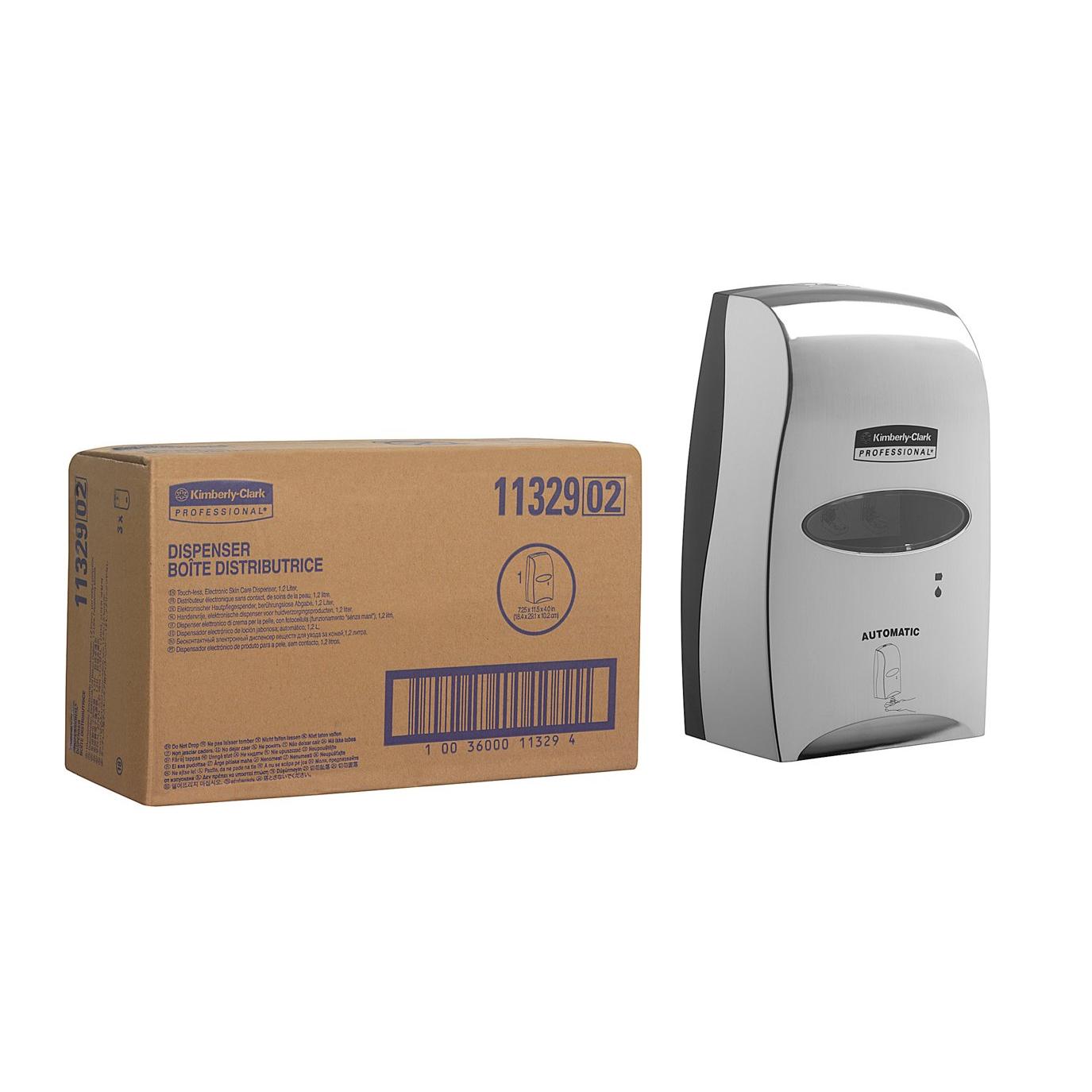 Ein Karton mit der Aufschrift "Dispenser" steht neben einem glänzenden Kimberly-Clark GmbH Professional™ elektronischer Hautpflegespender (verchromt, 1,2 Ltr), der für die berührungslose Abgabe bestimmt ist - 1 Spender pro Karton.