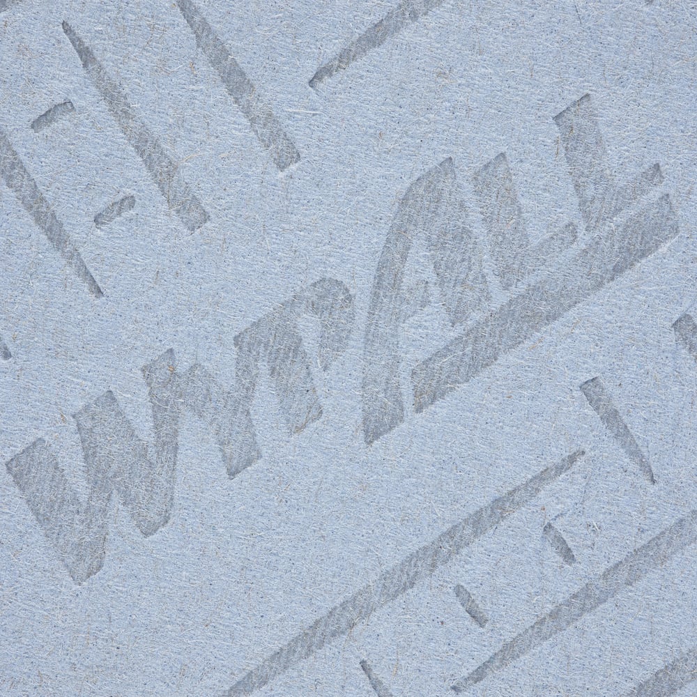 Nahaufnahme eines blauen, strukturierten WypAll® L20 Papierwischtuchs von Kimberly-Clark GmbH, die das für diese extrabreite Oberflächenreinigungsrolle (1 Rolle x 1000 Blatt) typische Prägemuster für effektive Saugfähigkeit zeigt.