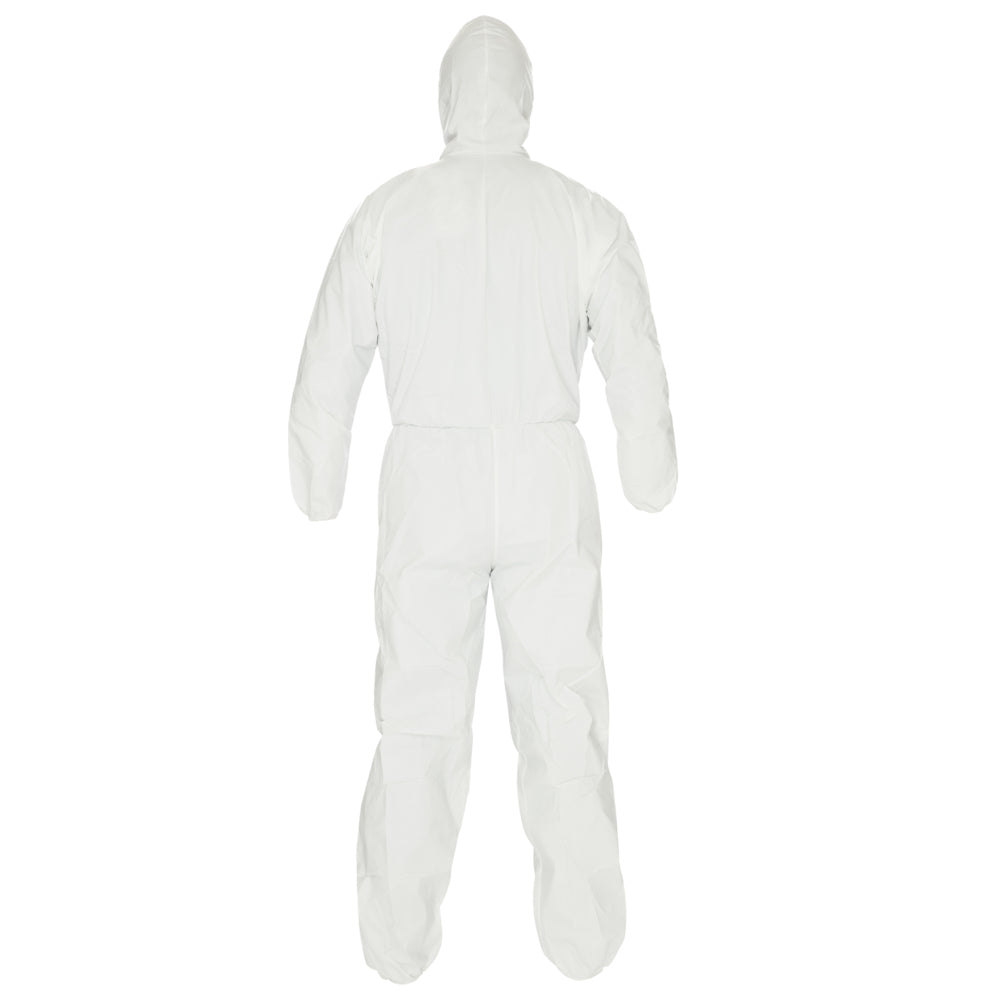 Der KleenGuard® KGA10 Schutzanzug von Kimberly-Clark GmbH in Weiß ist atmungsaktiv, verfügt über eine Kapuze und schützt den gesamten Körper - inklusive Füßen, Armen und Kopf - effektiv vor Partikeln.
