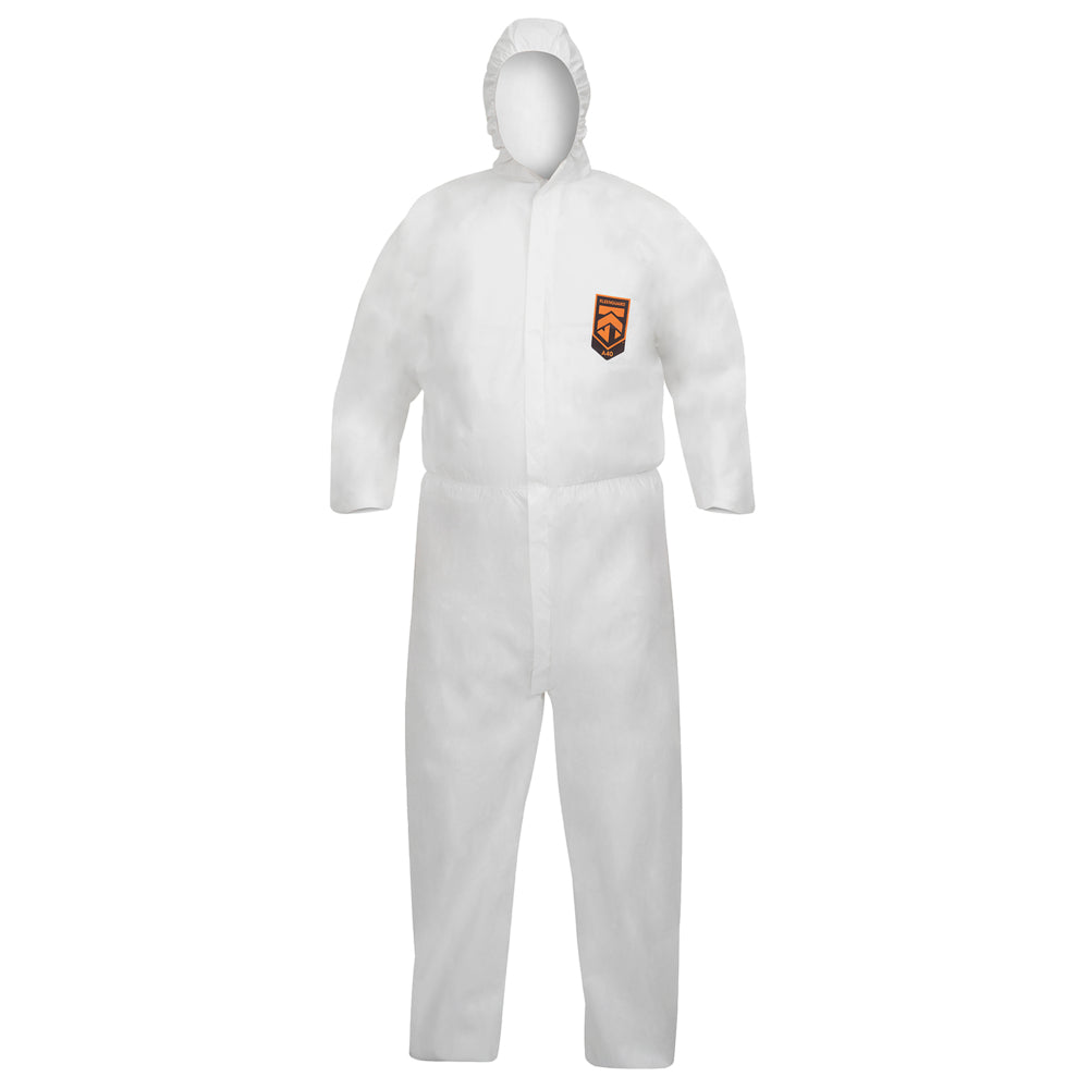 Der KleenGuard® KGA10 von Kimberly-Clark GmbH ist ein weißer, atmungsaktiver Schutzanzug gegen Partikel mit Kapuze und orange-schwarzem Logo auf der linken Brust; er bedeckt den gesamten Körper und ist vor neutralem Hintergrund abgebildet.