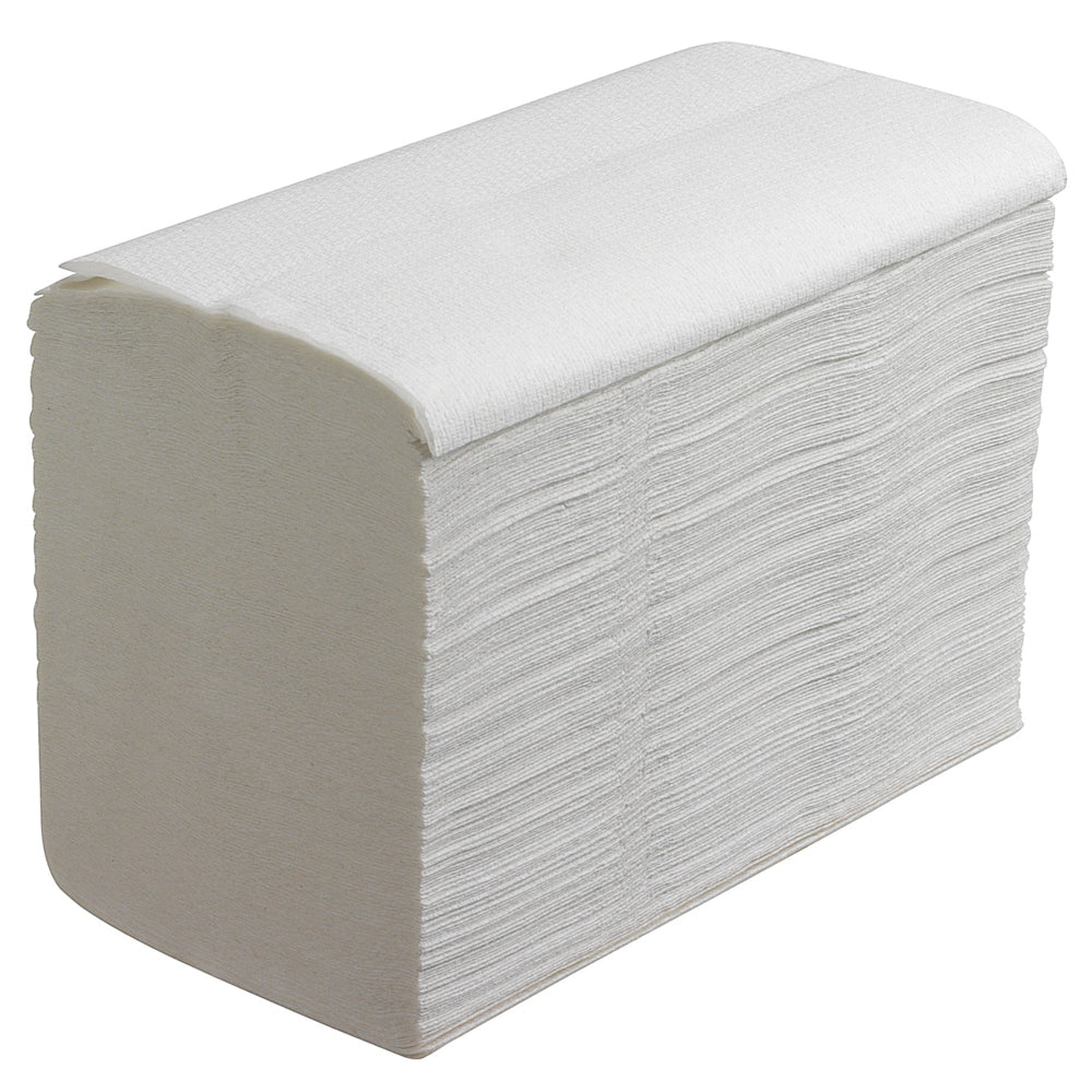 Ein Stapel Scott® ESSENTIAL™ Interfold Handtücher, Weiß, Klein (15 Clips x 340 Blatt), von Kimberly-Clark GmbH, sauber gefaltet und schräg angeordnet, wobei die oberste Lage leicht absteht.