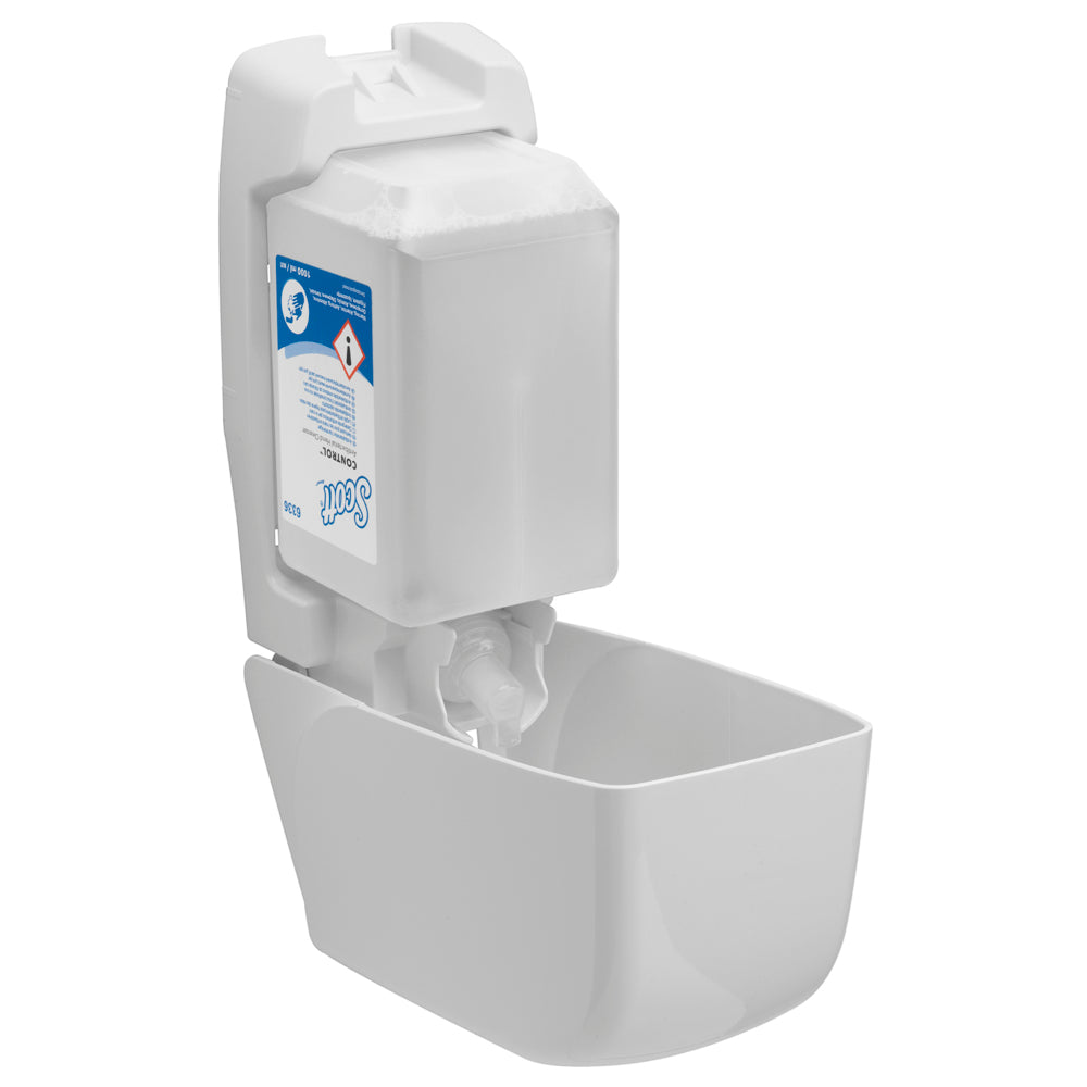 Ein an der Wand montierter Kimberly-Clark Scott® Control™-Spender enthält eine transparente 1-Liter-Kassette mit antibakteriellem Handreiniger für den hygienischen Gebrauch, mit offenem Frontdisplay und rechteckiger Tropfschale. Die Packung enthält 6 Kassetten pro Karton.