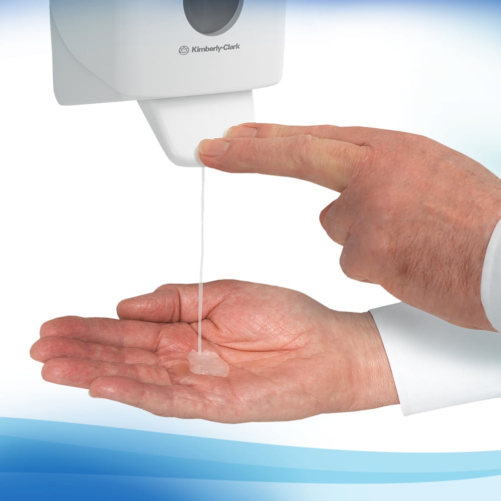 Eine Person gibt den transparenten Scott® Control™ Antibakterieller Handreiniger (1 Ltr Kassette) von Kimberly-Clark GmbH aus einem wandmontierten Spender auf ihre Handfläche zur hygienischen Handreinigung.