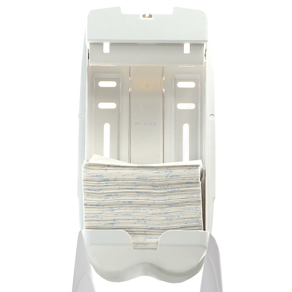 Der Aquarius™ Toilettenpapierspender der Kimberly-Clark GmbH ist ein weißer, an der Wand montierter Spender für die hygienische Aufbewahrung. Er ist von vorne mit geöffnetem Deckel dargestellt und enthält gefaltete Papierhandtücher mit blauen Markierungen.