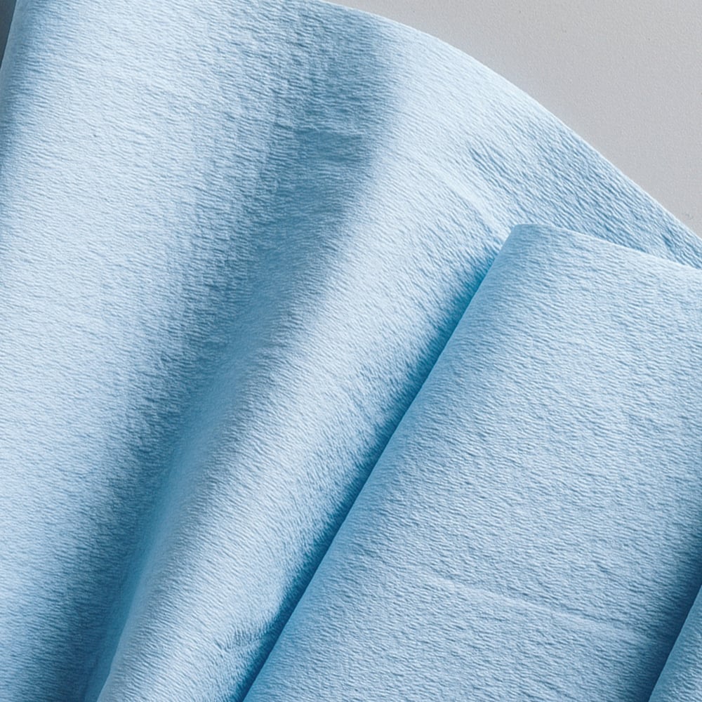 Eine Nahaufnahme von WypAll® L20 Papierwischtuch, extra breit in Blau von Kimberly-Clark GmbH, gefaltet mit sanften Schatten-ideal für Instandhaltungsarbeiten Industrie. Großrolle mit 500 Blatt.