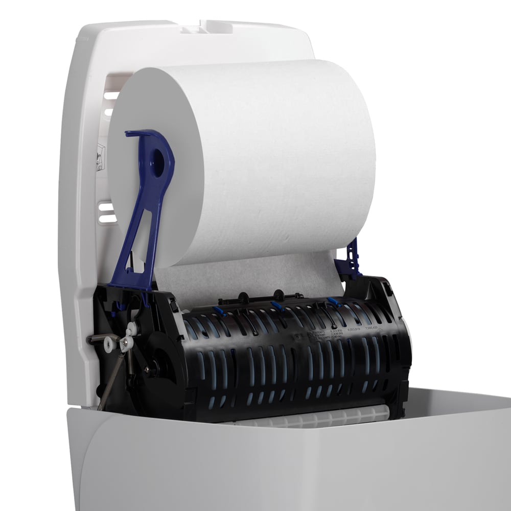 Eine Nahaufnahme eines geöffneten Aquarius™ Rollenhandtuchspenders - Weiß von Kimberly-Clark GmbH, die eine große Papierhandtuchrolle und den schwarz-blauen Spendermechanismus zeigt - ideal für die hygienische Handtuchausgabe in öffentlichen Bereichen.