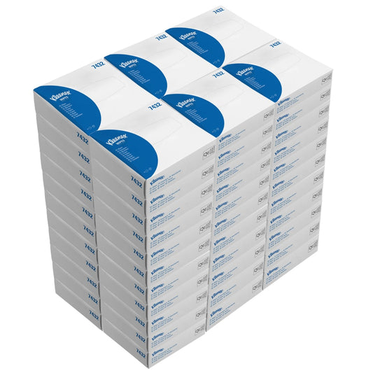 Ein Stapel von 66 weißen Kleenex® Wischtücher Interfold Boxen der Kimberly-Clark GmbH mit je 80 Blatt und blauer Beschriftung, in Spalten angeordnet - perfekt für die hygienische Reinigung.