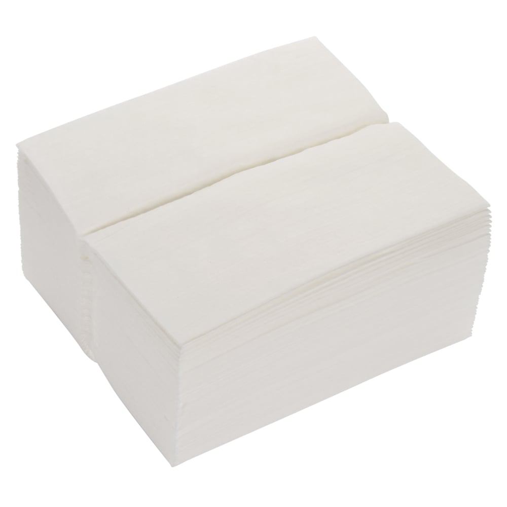 Ein Stapel Kimtech® Saugfähige Pflegetücher - Weiß (20 Beutel x 50 Tücher) von Kimberly-Clark GmbH liegt ordentlich auf weißem Hintergrund-hochabsorbierend und ideal für industrielle Reinigungsarbeiten.