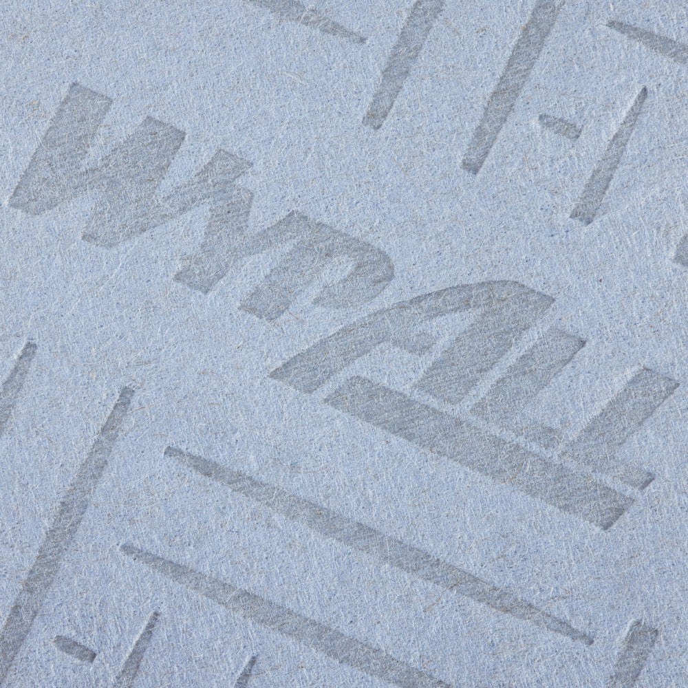 Nahaufnahme des blauen, 2-lagigen WypAll® L20 Papierwischtuchs von Kimberly-Clark GmbH mit eingeprägtem "WypAll" und Linien - ideal für Zentralentnahme bei Instandhaltungsarbeiten, 6 Rollen à 400 Tücher pro Karton.