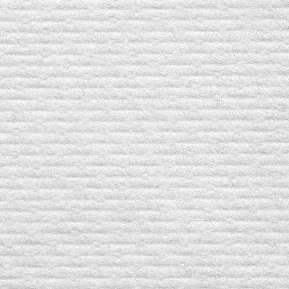 Die Nahaufnahme eines weißen Kimberly-Clark GmbH WypAll® L10 Papierwischtuchs zeigt horizontale Rillen und subtile Schatten, die die Textur hervorheben - ideal für die Zentralentnahme in Reinigung, Service & Einzelhandel. Es sind keine zusätzlichen Muster oder Markierungen sichtbar. 6 Rollen à 390 Blatt.