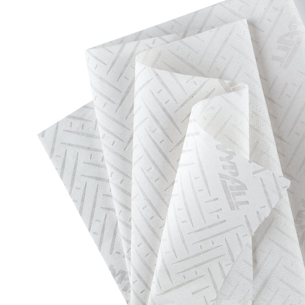 Ein Stapel WypAll® Reach™ Papierwischtuch für Lebensmittel & Hygiene - Zentralentnahme von Kimberly-Clark GmbH mit einem dezenten diagonalen Linienmuster und einem schwachen "WYPALL"-Branding, ideal für die Lebensmittelhygiene, auf weißem Untergrund.