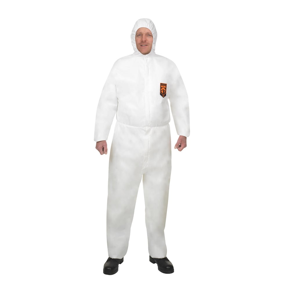 Eine Person steht mit dem Gesicht nach vorne und trägt einen Kimberly-Clark GmbH KleenGuard® A40 Schutzanzug gegen Flüssigkeiten und Partikel mit Kapuze (Weiß), schwarze Schuhe und ein kleines orange-schwarzes Brustabzeichen vor einem einfarbig weißen Hintergrund.