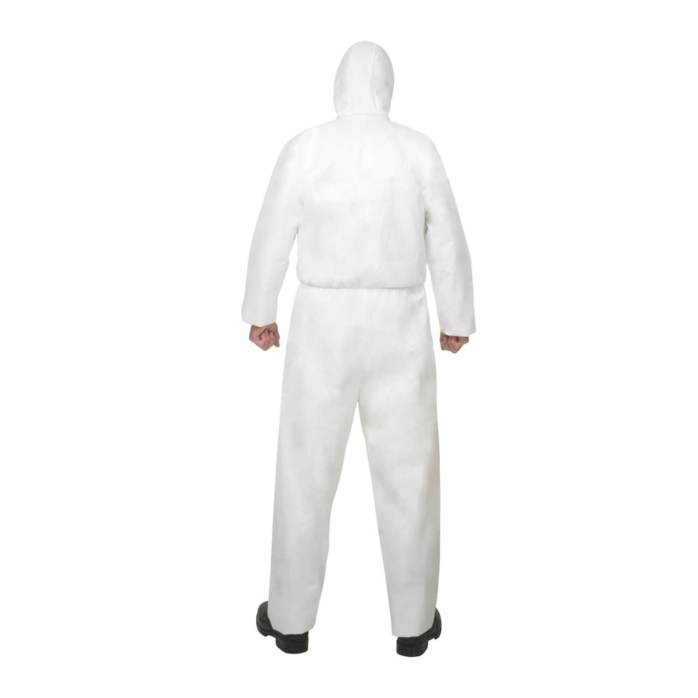 Eine Person, die von der Kamera wegschaut, trägt einen weißen KleenGuard® A40 Schutzanzug gegen Flüssigkeiten und Partikel mit Kapuze von Kimberly-Clark GmbH und schwarze Schuhe. Der Hintergrund ist einfarbig weiß.