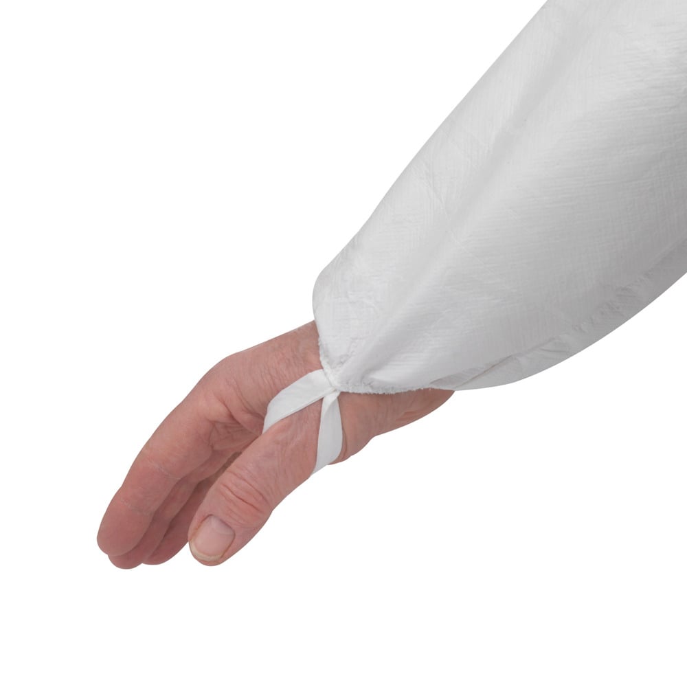 Nahaufnahme der Hand und des Unterarms einer Person, die einen Kimberly-Clark GmbH KleenGuard® A40 Schutzanzug gegen Flüssigkeiten und Partikel (mit Kapuze, Weiß) mit Daumenschlaufe trägt, der sicher über der Hand gehalten wird.