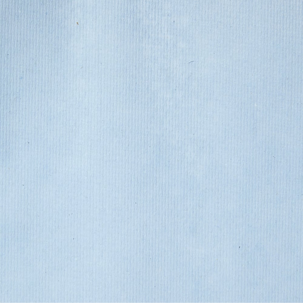 Nahaufnahme einer hellblauen, strukturierten Oberfläche mit subtilen vertikalen Linien und Schattierungen, wie sie auf Scott® Control™ Falthandtüchern Interfold Handtüchern von Kimberly-Clark GmbH (15 x 240 Blatt, Karton) zu finden sind.