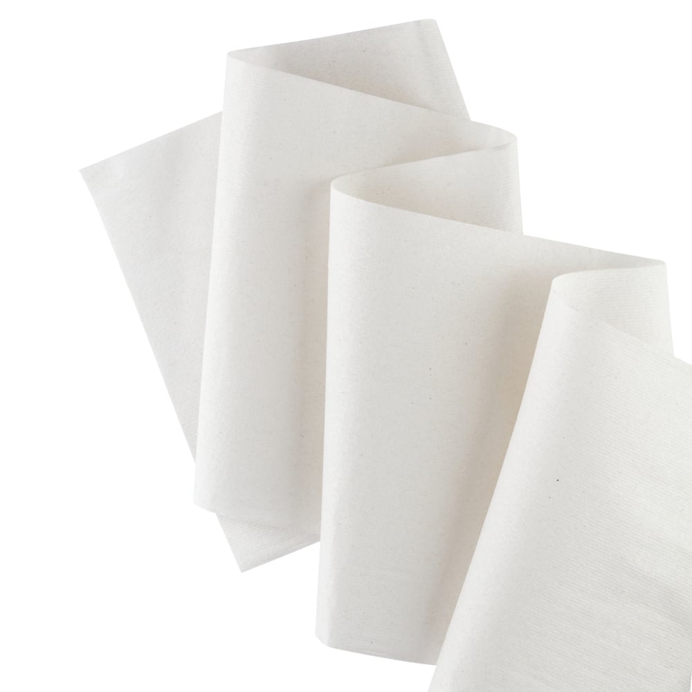 Eine Rolle Scott® Control™ Handtücher - Rolle / Weiß der Kimberly-Clark GmbH ist in einem Zickzack-Faltmuster, das hygienischen Handtüchern zum Händetrocknen ähnelt, vor einem weißen Hintergrund abgebildet.