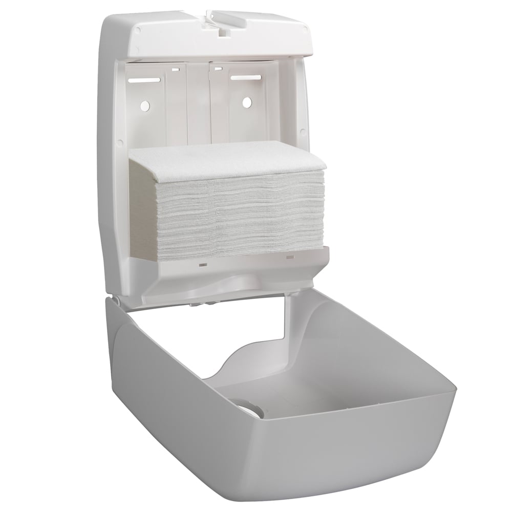 Ein weißer, an der Wand montierter Spender ist geöffnet und zeigt einen Stapel Scott® Handtücher - MultiFold / Weiß von Kimberly-Clark GmbH (16 Clips x 250 Blatt pro Schachtel), die für eine effiziente und organisierte Aufbewahrung von Papierhandtüchern mit klaren, funktionalen Linien entwickelt wurden.