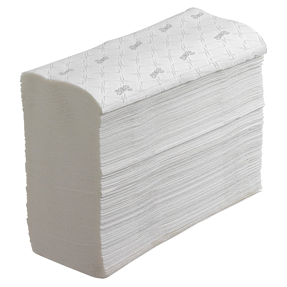 Ein Stapel Scott® Handtücher - Narrow-Fold / Weiß von Kimberly-Clark GmbH, geprägt und gefaltet zum hygienischen Händetrocknen, wird vor einem schlichten weißen Hintergrund präsentiert.