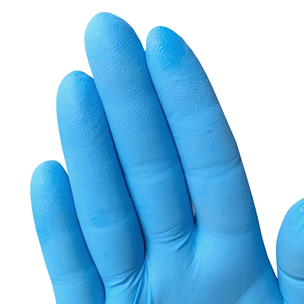 Nahaufnahme einer Hand mit KleenGuard® G10 FleX Nitril-Handschuhen (24 cm, beidhändig tragbar) der Kimberly-Clark GmbH, die Handfläche ist der Kamera zugewandt, die Finger sind leicht gespreizt, vor einem weißen Hintergrund.