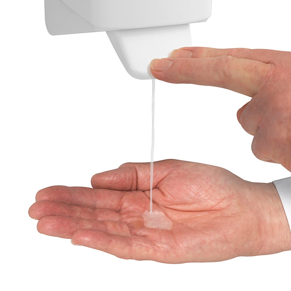 Ein Benutzer spendet Scott® Anti Bac Foam Soap (1 L, Kassette, Transparent) aus einem Wandgerät der Kimberly-Clark GmbH auf seinen handflächenbetonten Hygiene-Waschraum und die Handhygiene. Packung: 6 Kassetten pro Karton (6 Kartuschen).