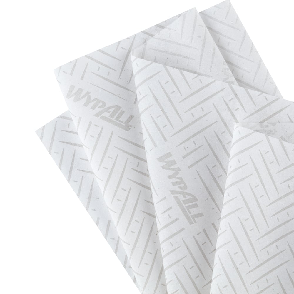 Vier WypAll® L10 Papierwischtücher von Kimberly-Clark GmbH mit grauem Chevron-Muster sind überlappend abgebildet - ideal als Centrefeed-Nachfüllungen für Reach+™ Spender in der Service- & Einzelhandelsreinigung. Größe: 38,00 x 18,30 cm.