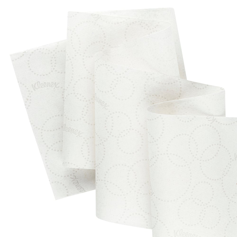 Eine Nahaufnahme der weißen, 1-lagigen Kleenex® Rollenhandtücher - E-roll Slimroll™ von Kimberly-Clark GmbH (6x135m), die ein dezentes, kreisförmiges Muster aufweisen und ideal für die Verwendung in Slimroll-Spendern sind.