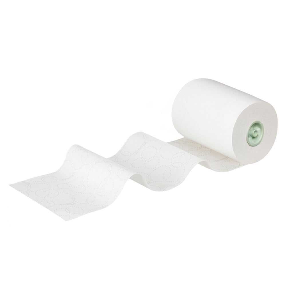 Eine Rolle Kleenex® Rollenhandtücher E-roll Slimroll™, 1-lagig, weiß, von Kimberly-Clark GmbH, ist mit einigen Blättern abgerollt abgebildet, um das subtile Muster zu zeigen. In jedem Karton befinden sich sechs 135 m lange Rollen (6 Rollen), die vor einem weißen Hintergrund abgebildet sind.