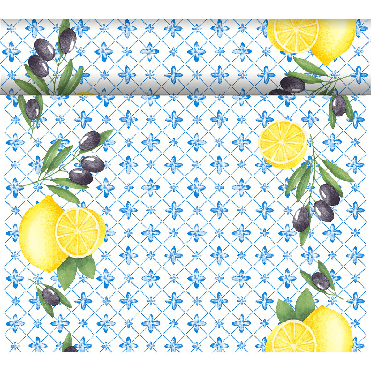 Der Dunicel-Tischläufer Tête-à-Tête 24 m x 0,4 m von Duni GmbH zeigt ein blaues Blumengitter mit Zitronen, grünen Blättern und schwarzen Oliven - ideal für eine elegante Tischdekoration.