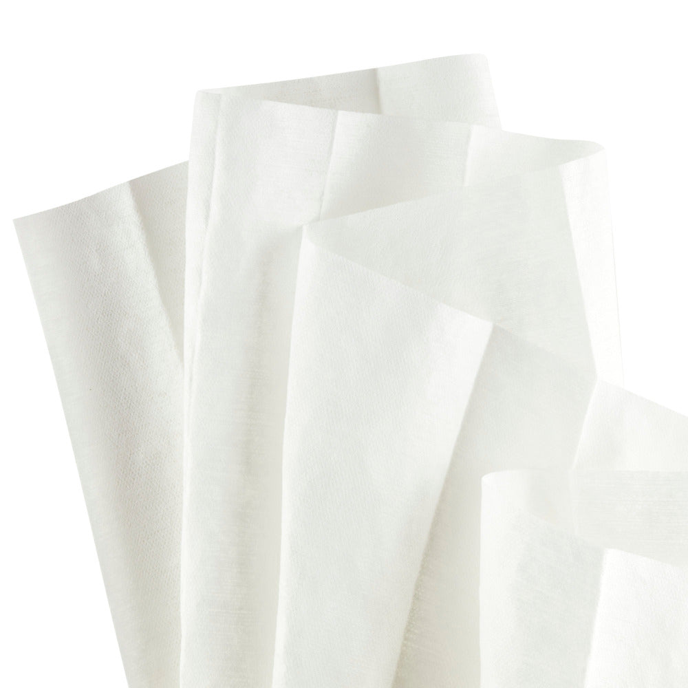 Mehrere WypAll® X60 General Clean Tissues der Kimberly-Clark GmbH mit den Maßen 41,80 cm x 28,30 cm sind vertikal mit leicht ungleichmäßigen Rändern vor einem einfarbig weißen Hintergrund angeordnet, was die Textur des Papiers zeigt.