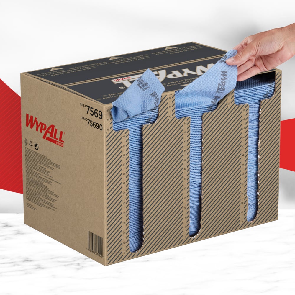 Eine Hand zieht ein blaues WypAll® ForceMax Wischtuch (33,50 x 34,50 cm) aus einer braunen Schachtel mit drei Öffnungen auf der Vorderseite. Zum Vorschein kommen langlebige Tücher der Kimberly-Clark GmbH für effiziente industrielle Reinigung. Box enthält 480 Viertelgefaltete Wischtücher.