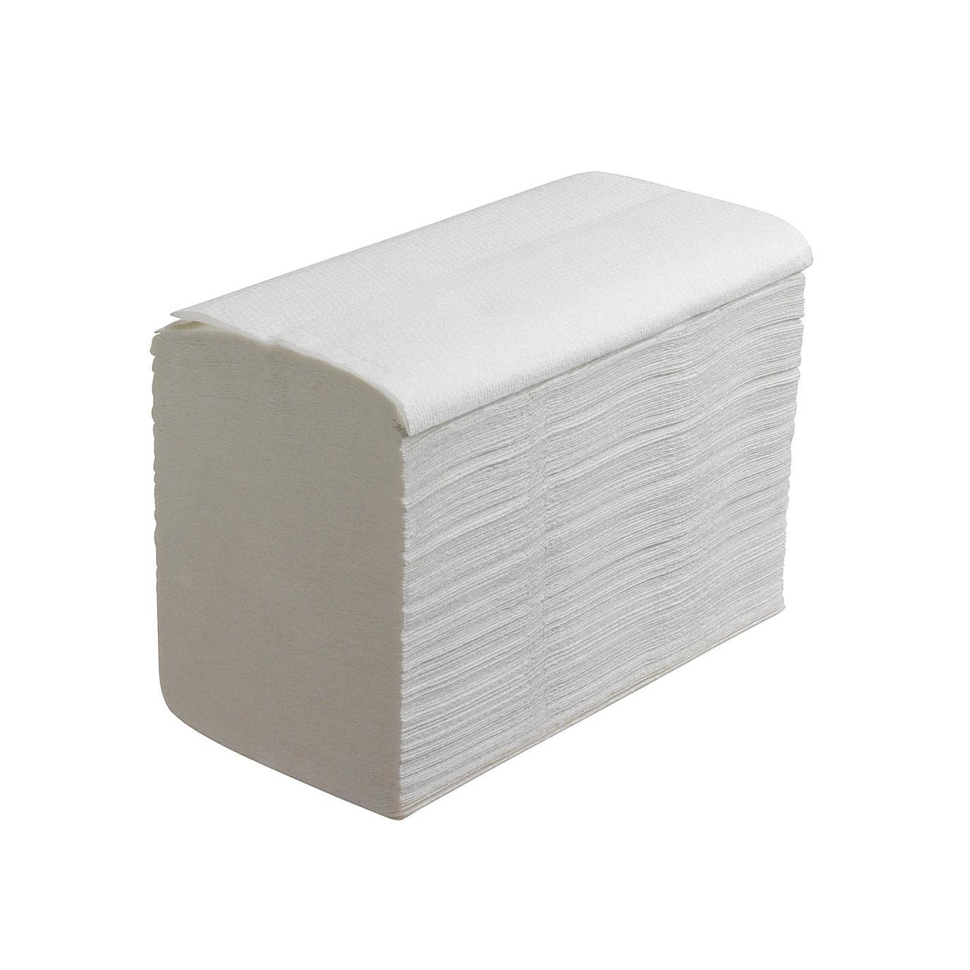 Ein Stapel Scott® Essential™ Handtücher - interfold / Weiß / Klein (15 Clips x 340 Blatt) von Kimberly-Clark GmbH liegt rechteckig arrangiert, ein Tuch ist leicht angehoben, ideal für hygienisches Händetrocknen vor weißem Hintergrund.