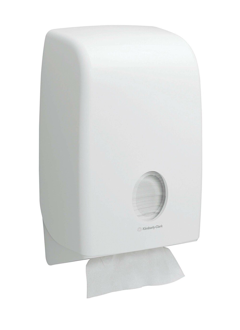Ein weißer, an der Wand montierter Kimberly-Clark Scott® Essential™ Handtuchspender mit rundem Fenster zeigt im Inneren Falthandtücher (Weiß, Klein, 15 Clips x 340 Blatt) und ein Handtuch, das zum hygienischen Händetrocknen teilweise ausgegeben wird.