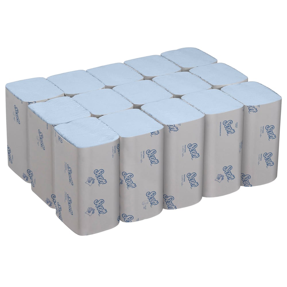 Eine Schachtel mit 15 Packungen Scott® Control™ Falthandtücher Interfold, blau, mittlere Größe, von Kimberly-Clark GmbH. Jede Packung enthält 240 Blatt, gestapelt auf weißem Hintergrund.