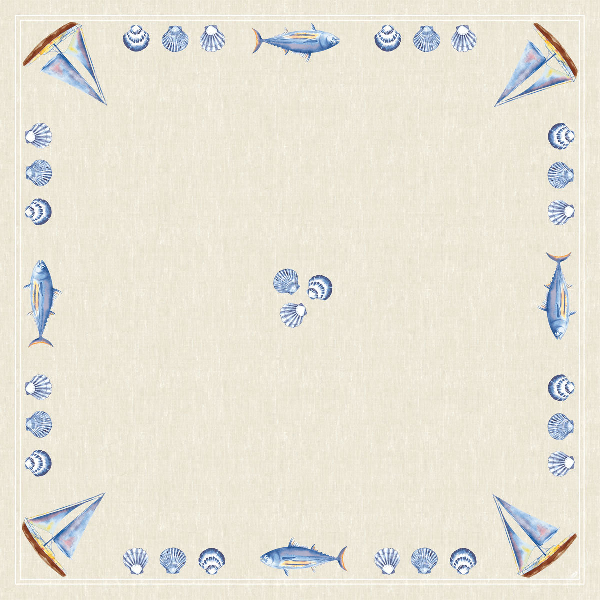 Quadratische beigefarbene Dunicel-Mitteldecken (84 x 84 cm) der Duni GmbH mit einer blau-weißen Bordüre mit illustrierten Muscheln, Fischen und Segelbooten. Drei Muscheln in der Mitte. Ideal für die maritime Tischdekoration. Packung (100 Stück), Modell: Tide.