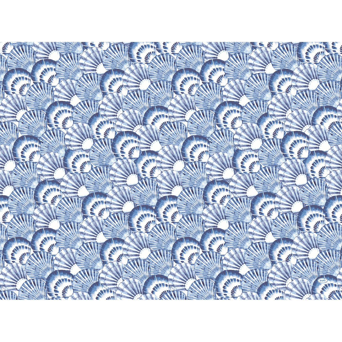 Die Duni GmbH Papier-Tischsets 30 x 40 cm Tide haben einen strahlend weißen Hintergrund mit einem nahtlosen Muster aus sich überlagernden blauen und weißen Muscheln, die Ihrem Tisch ein einheitliches, stilvolles Aussehen verleihen. Packung: 250 Stück.