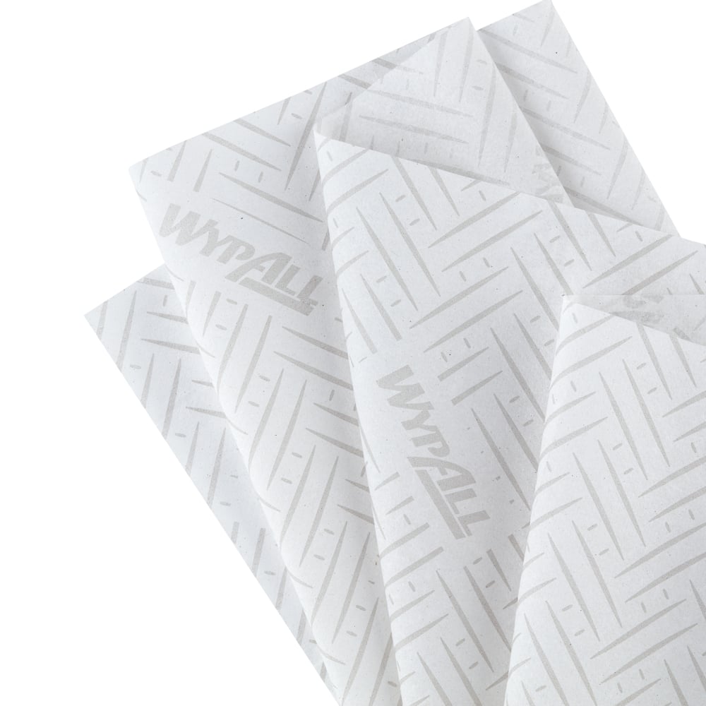Vier überlappende weiße WypAll® L20 2-lagige Papierhandtücher von Kimberly-Clark GmbH, jedes mit einem diagonalen Linienmuster und Logo, die versetzt angeordnet sind. Ideal für die industrielle Reinigung. Abgebildet: 6 Rollen x 550 Blatt pro Karton (Zentralentnahme).