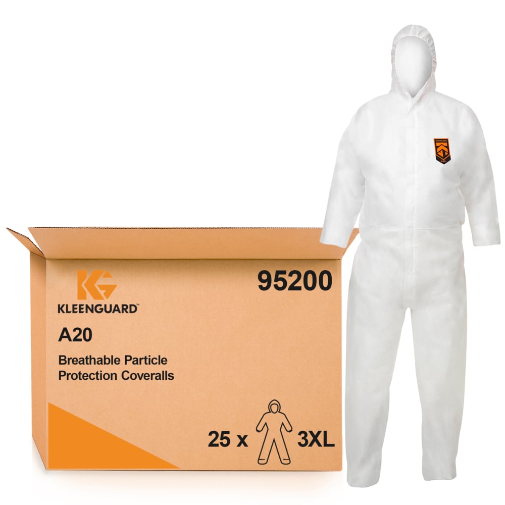 Ein weißer KleenGuard® A20+ Atmungsaktiver Schutzanzug mit Kapuze in Größe XXXL von Kimberly-Clark GmbH ist neben einer braunen Box mit der Aufschrift "25 Anzüge/Karton" zu sehen.