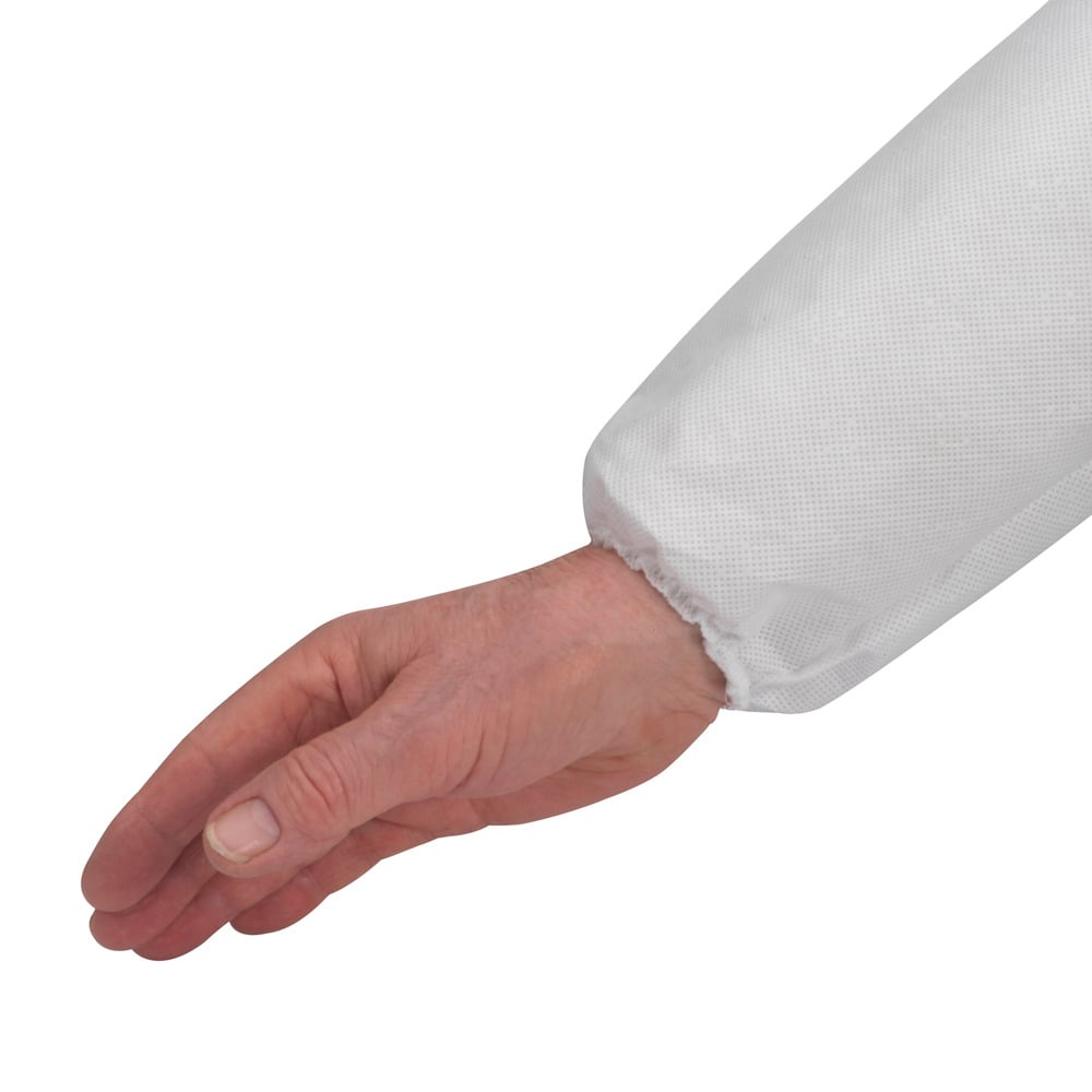 Der Arm einer Person, die einen weißen Einwegschlauch des KleenGuard® A20+ Atmungsaktiver Schutzanzug gegen Partikel von Kimberly-Clark GmbH mit elastischer Manschette trägt, ist vor einem einfarbig weißen Hintergrund nach außen gestreckt.