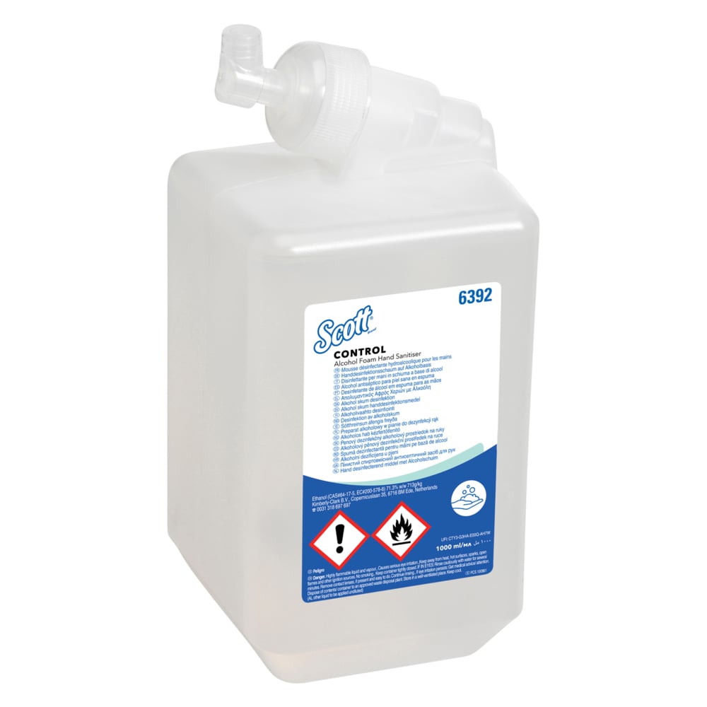 Eine transparente, rechteckige 1-Liter-Kassette von Scott® CONTROL Handdesinfektionsschaum auf Alkoholbasis von Kimberly-Clark GmbH, mit weißem Verschluss und Ausgießer, blau-weißem Etikett, Gefahrensymbolen und Produktinformation; erhältlich in Schachteln mit 6 Kartuschen.