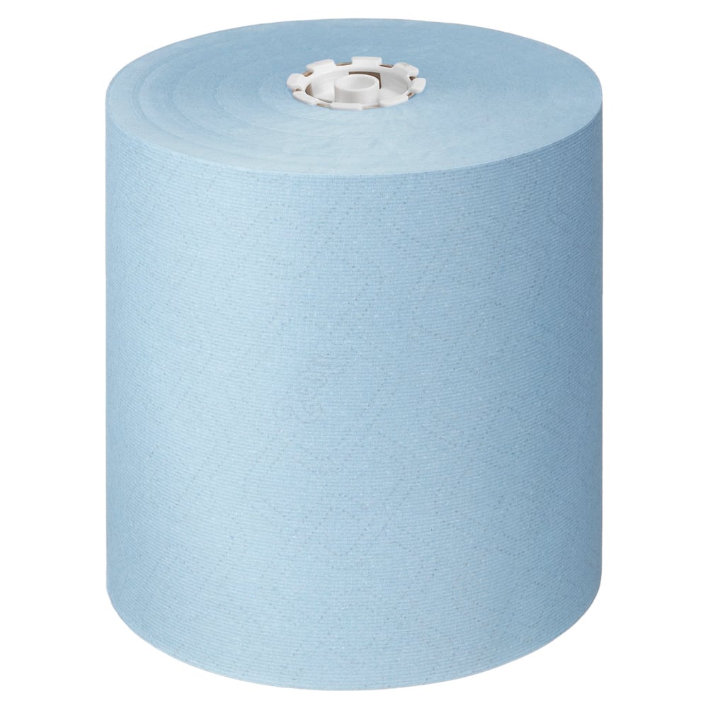 Eine große Rolle Scott® Essential™ Handtücher - Rolle / Blau von Kimberly-Clark GmbH, mit weißem Kunststoffkern, steht aufrecht vor einem unifarbenen Hintergrund - ideal für die Aufrechterhaltung der Hygiene in jeder Umgebung. Karton: 6 Rollen x 1 Blatt.