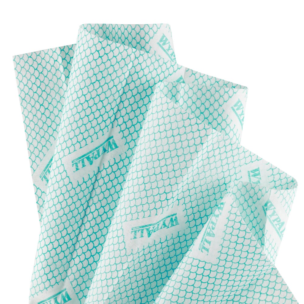 Mehrere hellblaue WypAll® X80 Critical Clean - Interfold Tücher der Kimberly-Clark GmbH, jeweils mit einem sich wiederholenden sechseckigen Muster, sind überlappend auf weißem Hintergrund angeordnet.