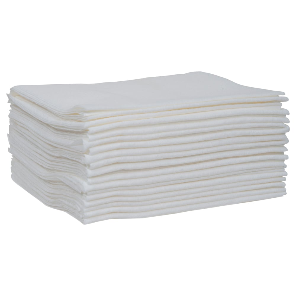 Ein ordentlich gestapelter Stapel WypAll® X60 General Clean viertelgefaltete Tücher von Kimberly-Clark GmbH (weiß, 12 Beutel x 76 Tücher/Karton) ist für eine effiziente Reinigung in einer rechteckigen Form auf einem einfarbig weißen Hintergrund angeordnet.