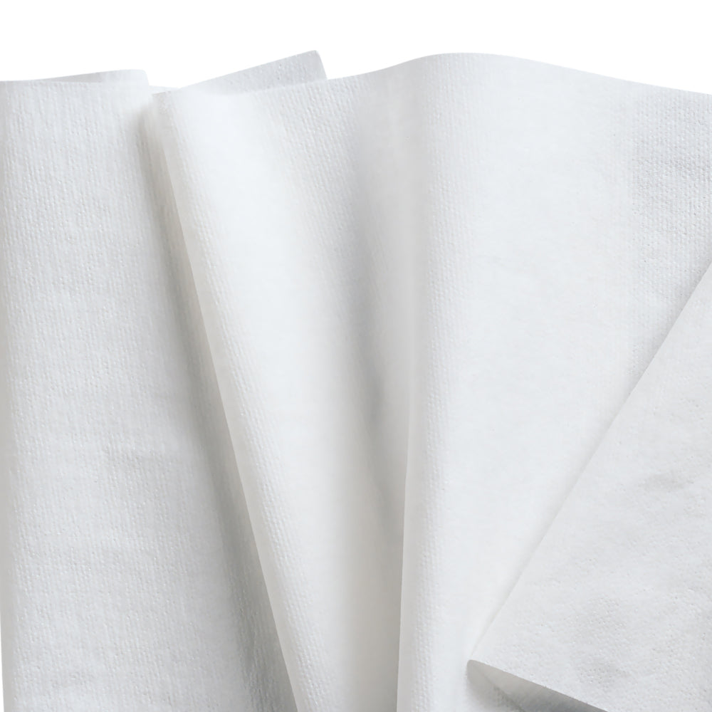 Mehrere weiße Servietten, wie die WypAll® L40 PowerClean von Kimberly-Clark GmbH (9 Kartons x 90 Blatt), sind überlappend angeordnet und heben ihre dünne, leichte Textur vor einem nahtlosen weißen Hintergrund hervor.