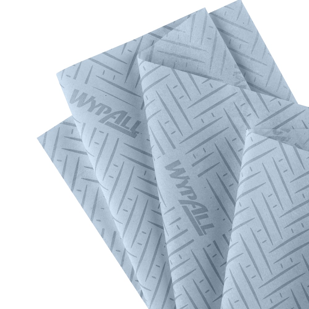 Eine Nahaufnahme von vier hellblauen WypAll® L20 Papierwischtüchern (38 x 18,3 cm) von Kimberly-Clark GmbH mit Fischgrätenmuster - ideal für industrielle Reinigungsaufgaben oder den Einsatz in Zentralentnahme-Spendersystemen.